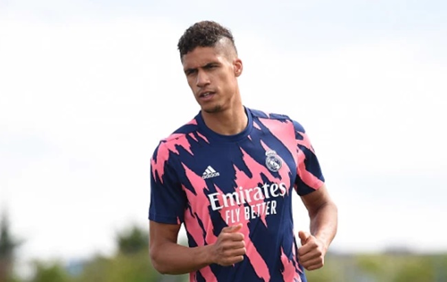 Varane từng từ chối Chelsea và PSG để đến MU.