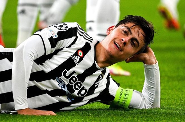 Dybala bắt chước hình ảnh ăn mừng bàn thắng của Platini.
