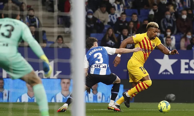 Barca tận dụng khả năng tạt bóng của Traore để tiếp cận khung thành Espanyol.