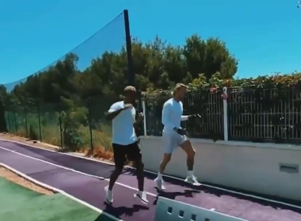 Bí quyết cho thân hình vạm vỡ của Karius nằm ở việc anh chăm chỉ tập luyện cardio cùng bạn bè.