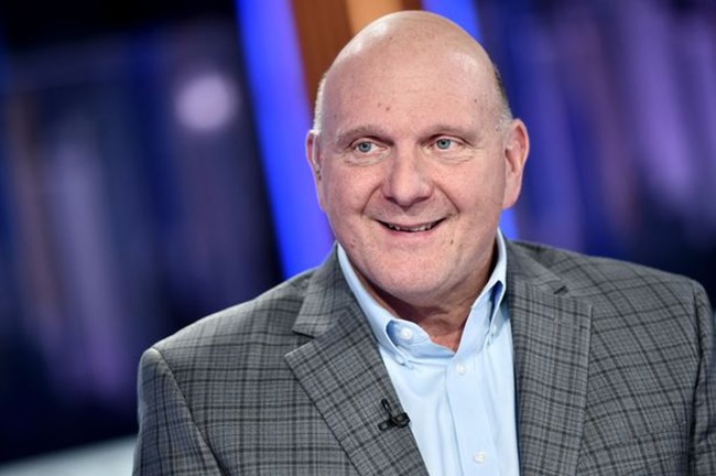 1. Steve Ballmer từng giữ chức CEO của Microsoft trong 14 năm. Sau đó, ông mua lại nhượng quyền thương hiệu Los Angeles Clippers của gã khổng lồ NBA Los Angeles Clippers Franchise vào năm 2014 với giá 2 tỷ đô la. Lúc này, Ballmer được cho giữ gia tài 95.7 tỷ đô la.