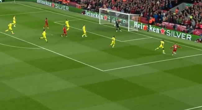 Quả bóng bay đến đúng vị trí, vừa tầm chân giúp Henderson căng ngang. Cách chuyền bóng thay đổi hướng tấn công như thế của Thiago là điều làm chệch choạc hệ thống phòng ngự do Villarreal xây dựng.