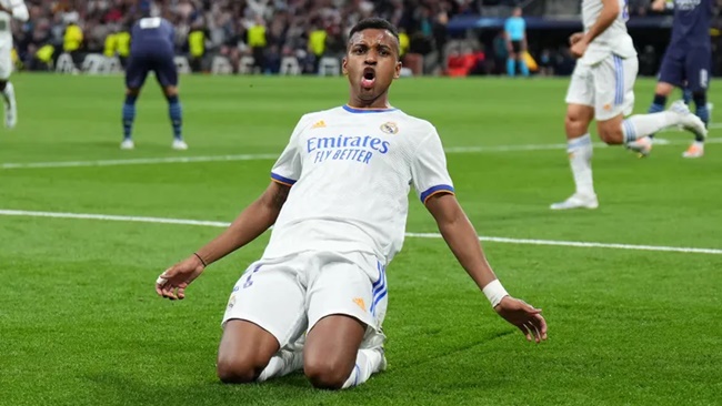 Sự tiến bộ rõ rệt của Rodrygo Goes ở mùa giải năm nay khiến anh ngày càng nhận được sự tin tưởng. Trong trường hợp Real không bổ sung tân binh nào cho khu vực này, cầu thủ người Brazil sẽ cùng Marco Asensio san sẻ suất đá chính.