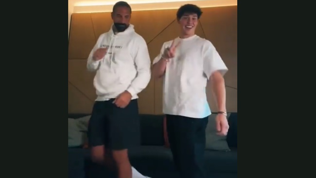 Ferdinand không chỉ nhảy mà còn cất tiếng hát một đoạn bài hit của Michael Jackson 'Wanna Be Startin' Something'.