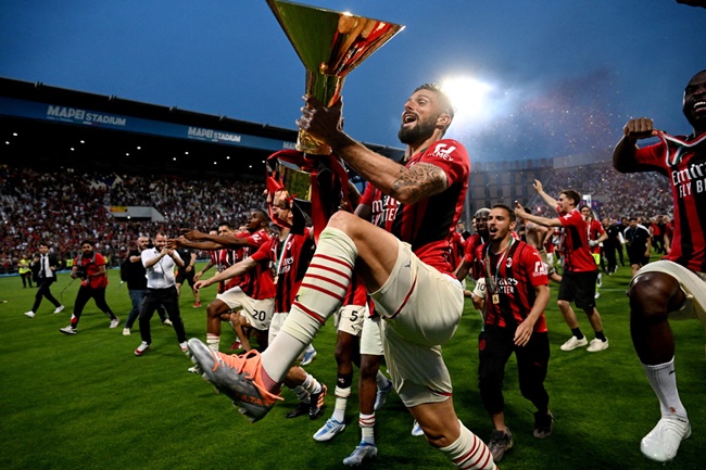Giroud giúp Milan giành Scudetto.