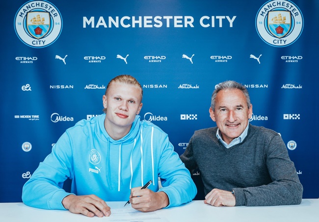 Erling Haaland đã chính thức đặt bút ký hợp đồng và khoác áo Manchester City.