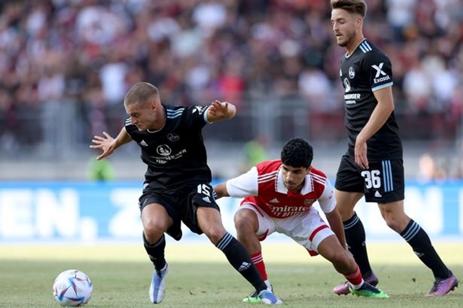 Oulad M'Hand cho thấy sự chững chạc ở hàng tiền vệ.