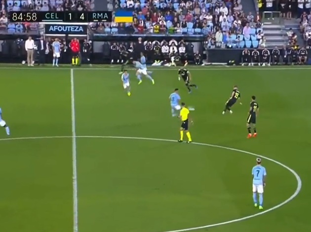 Benzema bật nhanh 1 chạm cho Federico Valverde, người cũng rất khôn ngoan chọc khe cho Rudiger tăng tốc đoạn dài.