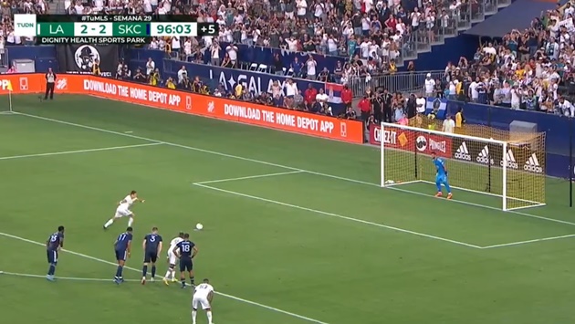 Ảnh bài viết 2 cựu sao Premier League thực hiện penalty thảm họa