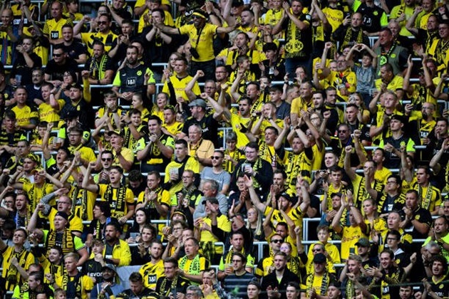 Hành quân đến sân Red Bull Arena để chạm trán RB Leipzig, Borussia Dortmund vẫn nhận được sự cổ vũ lớn từ các cổ động viên không quản ngại đường xa đến để ủng hộ đội nhà.