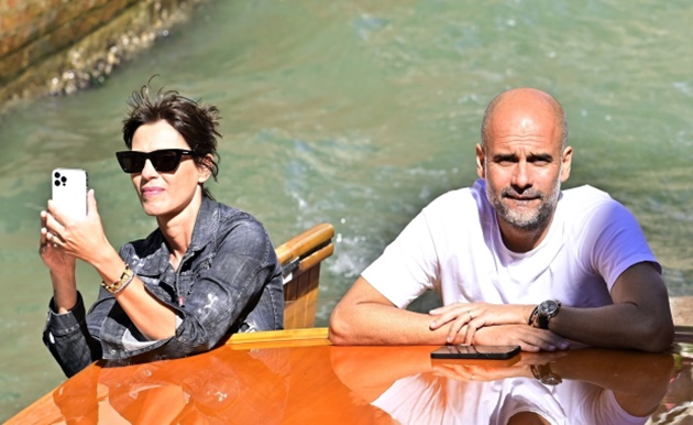Nhà cầm quân người Tây Ban Nha được phát hiện đi thuyền lãng mạn bên vợ Cristina Serra tại Venice. Chiếc thuyền này dạo chơi trên những con đường của thành phố giúp họ ngắm cảnh xung quanh.