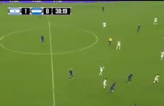 Phút thứ 39, Lionel Messi đi bóng trước sự áp sát của các cầu thủ Honduras.