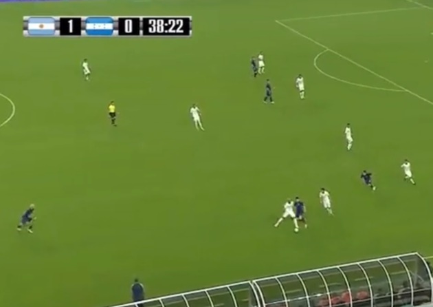 Ngôi sao người Argentina cố gắng xoay sở khi bị kẹp bởi 2 cái bóng áo trắng. Ngay lúc này, Deiby Flores lao đến và chiếm ưu thế giành lại bóng trước El Pulga.