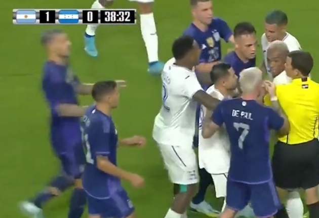 Các cầu thủ áo xanh kịch liệt lên án và đặt dấu hỏi vì sao Flores lại thực hiện pha vào bóng bạo lực như thế. Trọng tài muốn chen vào giữa ngăn cản những cái đầu đang bốc hỏa nhưng bất thành.