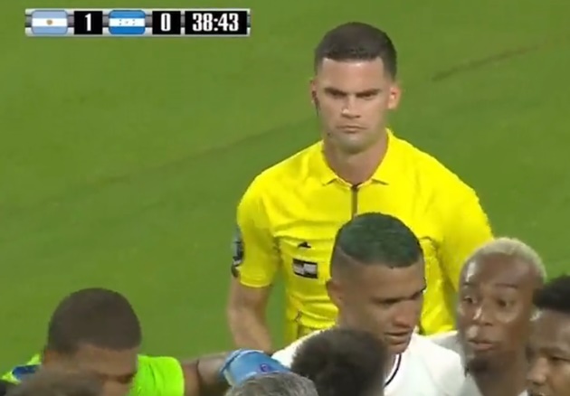 Ông đành lùi lại phía sau theo dõi sự việc chứ không thể thực hiện bất cứ hành động ngăn chặn nào.