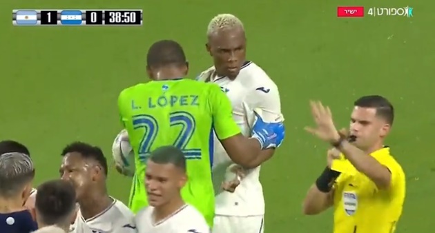 Flores chỉ nhận thẻ vàng kèm lời nhắc nhở từ trọng tài. Có thể vì đây là một trận đấu giao hữu nên trọng tài có thái độ khá mềm mỏng.