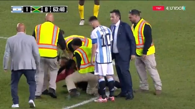 Hơn 5 nhân viên an ninh tiến hành ngăn cản và lôi anh chàng quá khích đó ra sân.