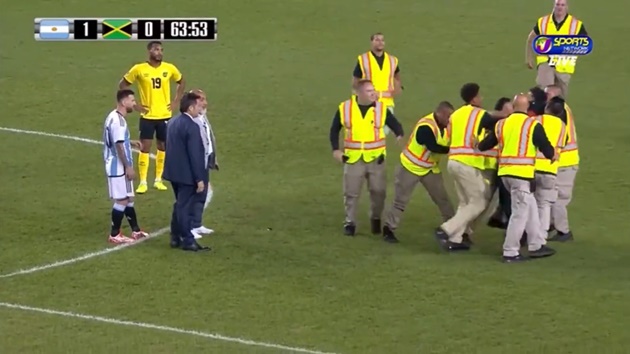 Chỉ vào sân chưa đầy 10 phút nhưng Messi đã khiến mọi thứ trở nên hỗn loạn vì sức hút của bản thân.