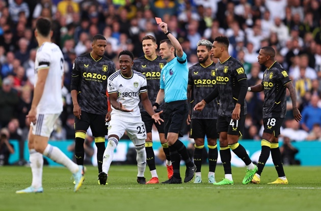 Villa không thể tận dụng lợi thế hơn người để vượt qua Leeds.