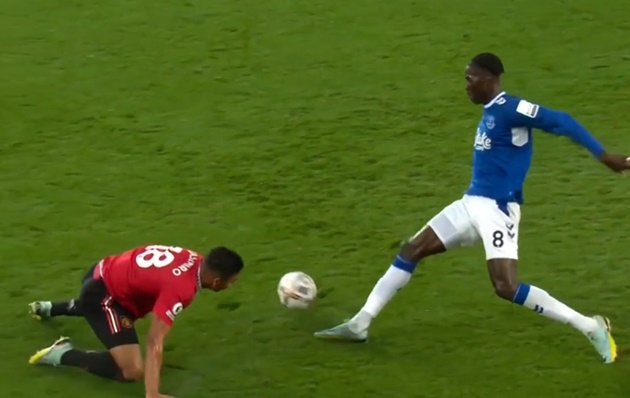 Onana đang được đánh giá là 'máy ủi' mới tại Premier League nhờ sức mạnh thể chất và sải chân dài.