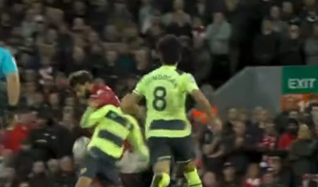Mohamed Salah khéo léo cài người để vượt qua sự truy cản của Joao Cancelo.