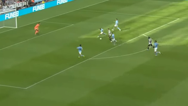 Pep lo lắng không thừa bởi khả năng tạo đột biến của số 10 Newcastle giúp Callum Wilson nâng tỷ số lên thành 2-1.