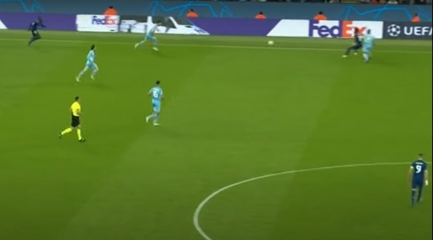 Cựu thuyền trưởng Barcelona từng thể hiện hình ảnh tương tự ở trận đấu giữa Man City và Real Madrid tại bán kết Champions League 2021/22. Vinicius khôn khéo dùng lưng che chắn ngăn Fernandinho tranh chấp.