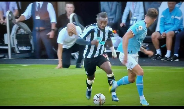 Ở trận hòa 3-3 giữa Newcastle United - Man City mùa này cũng chứng kiến khoảnh khắc Pep ôm đầu và quỳ gối bất lực. Allan Saint-Maximin có bóng xộc thẳng vào hàng thủ áo xanh, điều với Pep là cơn ác mộng. Trong vòng vài tháng, Pep phải quỳ gối 3 lần vì những 'ma' tốc độ của làng túc cầu.