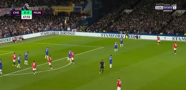 Sau đó, tài năng sinh năm 2000 lại thể hiện phẩm chất nghệ sỹ khác khi đẩy bóng bằng gầm giày.