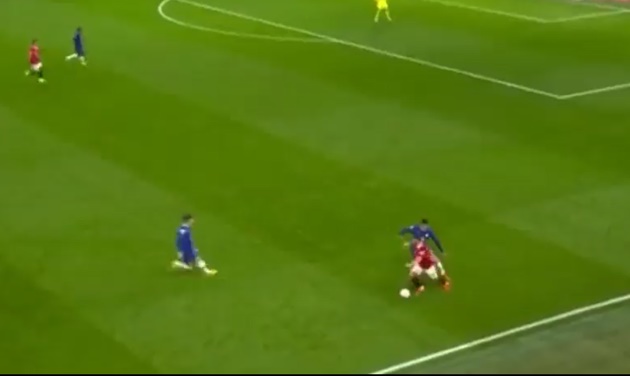 Ở trận đấu này, Antony từng thực hiện khoảnh khắc vờn bóng với cầu thủ Chelsea. 2 cái bóng áo xanh nhanh chóng áp sát cựu cầu thủ Ajax.