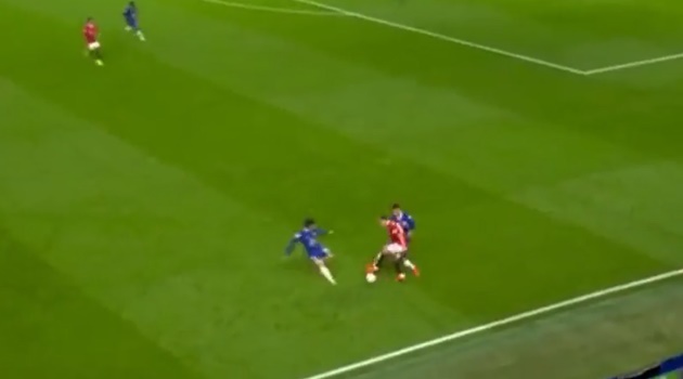 Antony vừa che bóng vừa khôn khéo dùng gầm giày kéo bóng trong thời điểm Ben Chiwell ập đến.