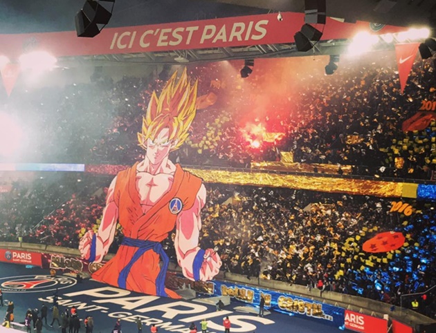 CĐV PSG tạo nên hình ảnh đầy màu sắc chẳng kém CĐV LAFC.