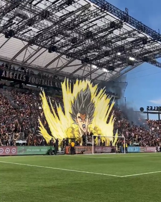 Theo đó, ở một góc khán đài, CĐV LAFC đã giới thiệu một bức ảnh lớn về nhân vật trong bộ truyện Dragon Ball là Gogeta.