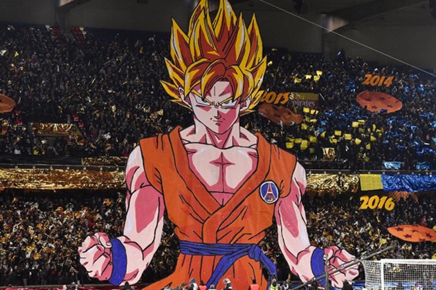 Ở một trận đấu khác, CĐV PSG mang đến hình ảnh Songoku trong bộ dạng biến hình Super Saiyan.