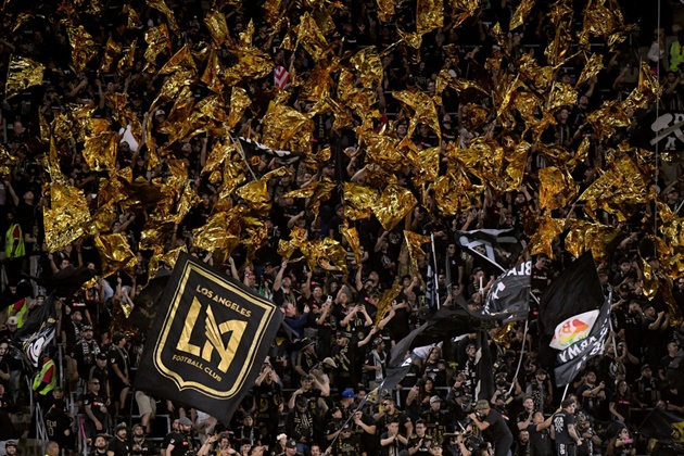 Lý do khiến LAFC thi đấu hưng phấn và nỗ lực có thể đến từ sự cổ vũ cuồng nhiệt của CĐV. LAFC tạo điểm nhấn bằng cách triển khai màn cổ vũ ấn tượng.