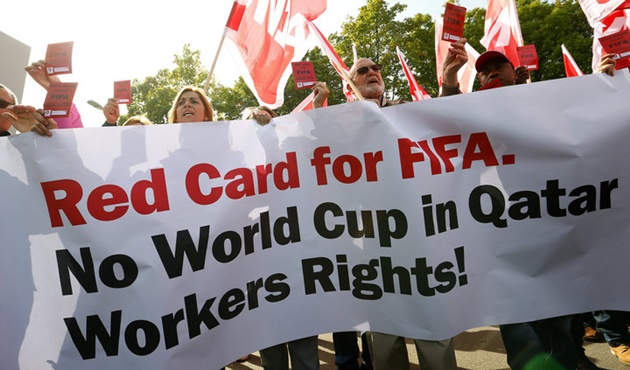 Công tác chuẩn bị World Cup tại Qatar thực chất xảy ra vấn đề từ lâu. NHM từng đòi hỏi quyền lợi khi chứng kiến quá nhiều công nhân thiệt mạng trong quá trình chuẩn bị World Cup.