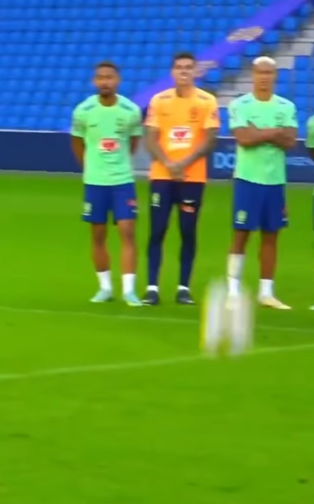Đáng chú ý nhất là trường hợp của Antony. Tân binh Manchester United thậm chí không thể nắm bắt điểm rơi của quả bóng chứ đừng nói đến việc khống chế.