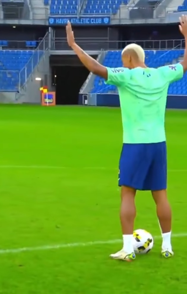 Sự ngạo nghễ của Richarlison và anh được đồng đội xung quanh tán thưởng.