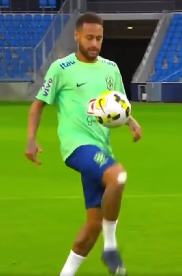 Tiền đạo PSG còn thưởng cho mọi người xung quanh thêm một pha tâng bóng. Việc Neymar dễ dàng vượt qua phần thử sức cho thấy cảm giác bóng và kỹ thuật cá nhân thượng thừa của số 10.