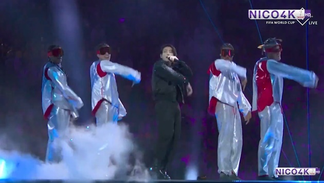 Nam thần tượng Hàn Quốc Jungkook của BTS chiếm sóng khi trình diễn ca khúc Dreamers.