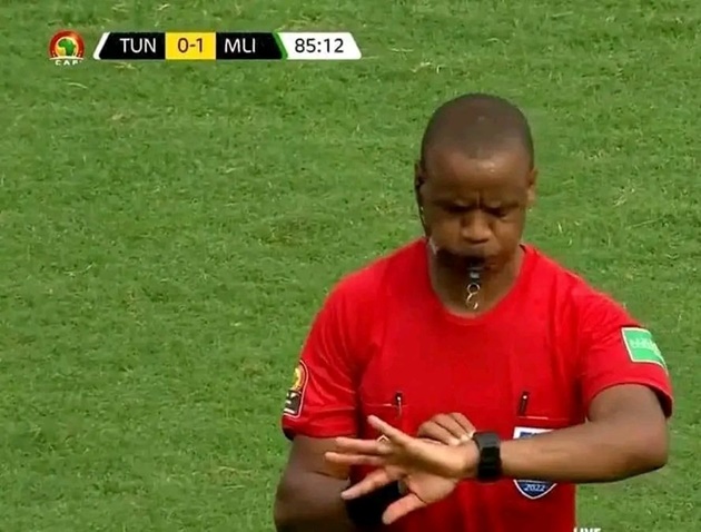 Năng lực của Sikazwe vốn bị lo ngại từ trước. Ông từng tạo tai tiếng khi thổi còi kết thúc trận đấu giữa Tunisia và Mali tại AFCON 2022 ngay phút thứ 86. Với vết nhơ đó, dư luận đặt dấu hỏi không hiểu vì sao FIFA lại cho Sikazwe cầm còi tại World Cup 2022.