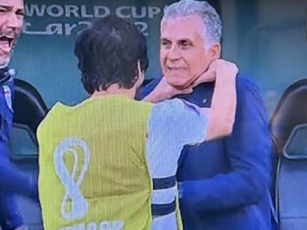 Ảnh bài viết Quá phấn khích, tiền đạo Iran bóp cổ HLV Carlos Queiroz