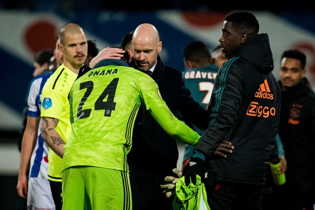 Onana thành danh tại Ajax, nơi HLV Erik ten Hag yêu cầu hàng phòng ngự dâng cao và muốn thủ môn đi theo hình mẫu Manuel Neuer.