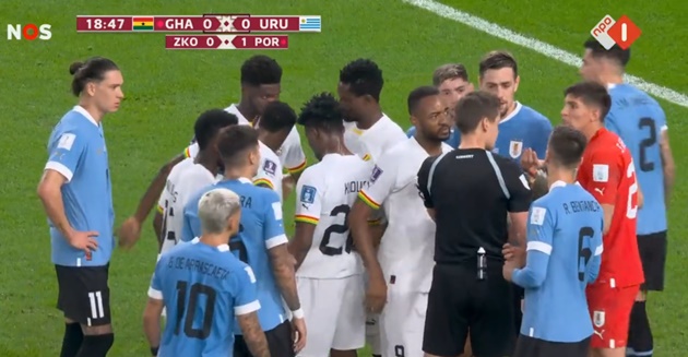 Trọng tài thổi penalty cho đại diện châu Phi, điều khiến các cầu thủ Uruguay chạy đến phân bua. Nhóm cầu thủ áo trắng thì đang bàn tính việc đá penalty, đồng thời tạo ra tác động với trọng tài. Darwin Nunez đứng gần tình huống nhưng không hòa vào đám đông.