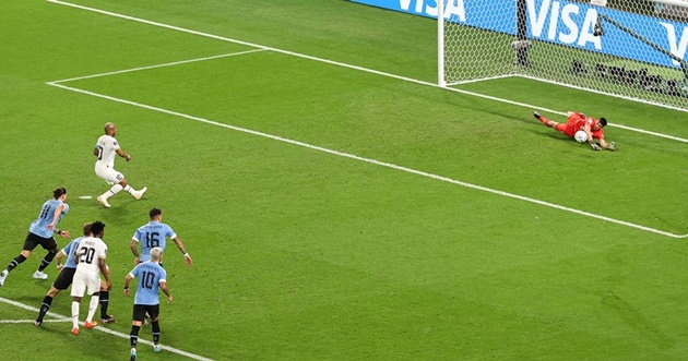 Andre Ayew sau cùng không thể chiến thắng thủ thành Sergio Rochet Alvarez. Lịch sử hỏng penalty của người Ghana trước Uruguay tại World Cup đã tái diễn.