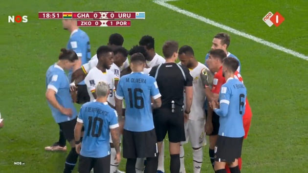 Trong khoảnh khắc bất chợt, tiền đạo Liverpool thò chân vào phá điểm đá penalty khiến nó không còn bằng phẳng. Hành vi cho thấy sự tinh ranh của một ngôi sao Nam Mỹ.