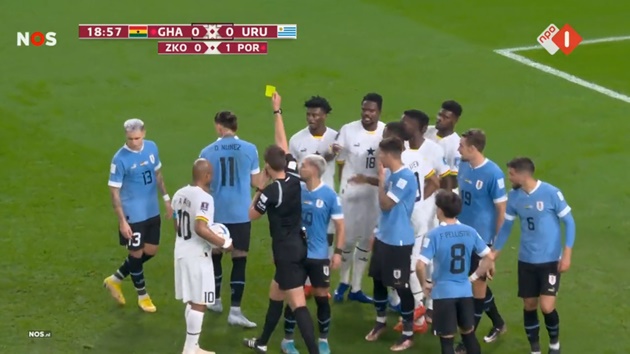 Trọng tài rút thẻ vàng cảnh cáo cựu cầu thủ Benfica trong thời điểm anh vừa quay lưng đi về hướng khác.