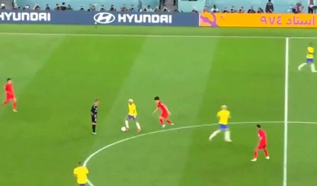 Neymar cho thấy sự khôn ngoan trong cách tận dụng trọng tài để vượt qua sự truy cản của các cầu thủ Hàn Quốc.
