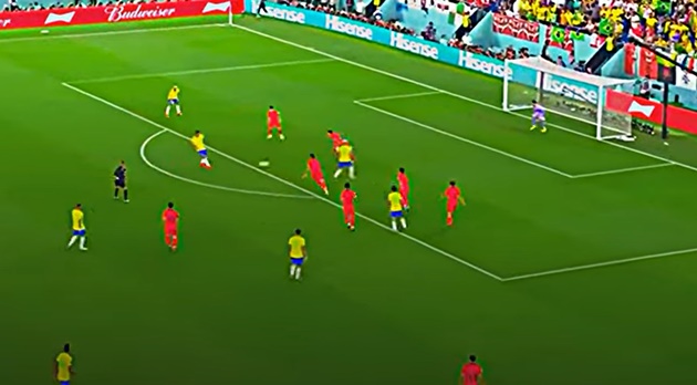 Brazil nhanh chóng thiết lập mô hình phối hợp 3 người. Marquinhos chuyền cho Thiago Silva, người bật nhả cho ngôi sao đang âm thầm di chuyển không bóng là Richarlison. Cách thức Brazil nâng tỷ số lên thành 3-0 thật ấn tượng vì nó cho thấy kỹ thuật và độ ăn ý của các cầu thủ.