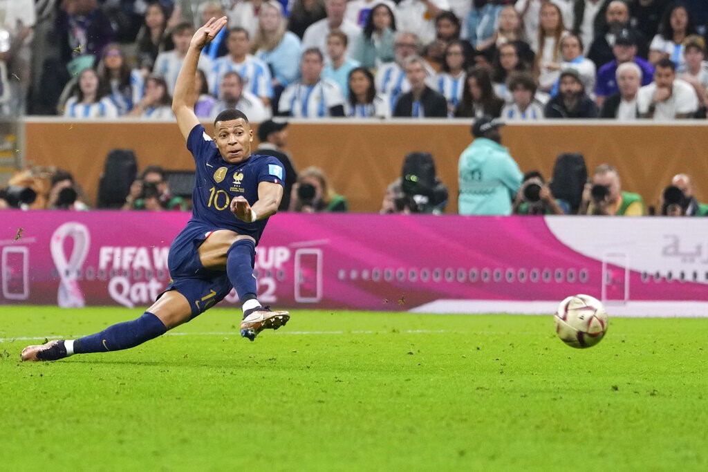 Mbappe chơi thăng hoa để giúp tuyển Pháp cân bằng thế trận.